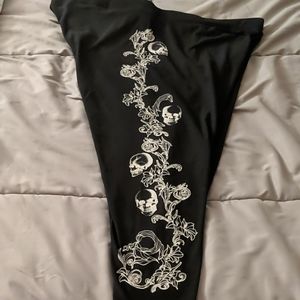 Torrid size 5 black leggings with skull print